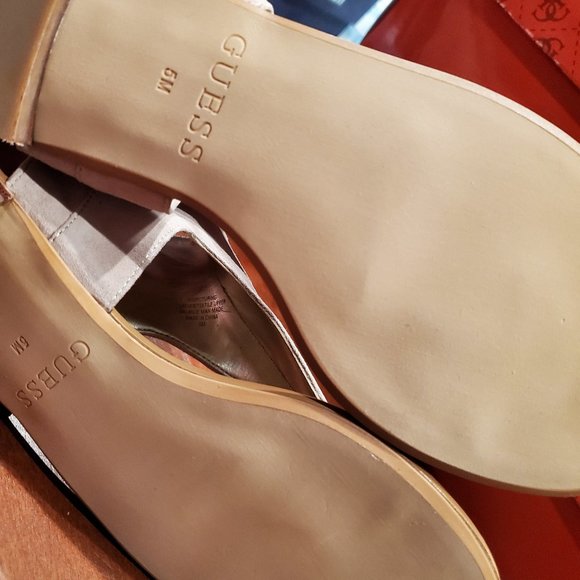 Guess Picturing Suede Thong Sandals new in box! - Picture 5 of 7